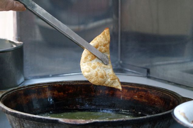 Sabah erken saatlerde dualarla dkkana girdiini belirten Temizkan, yle konutu:  <br><br>  'Hamurumuzu yourup gzel bir ekilde hazrlyoruz ve istifliyoruz. Kymalarmz da youruyoruz. ine hibir zaman soan direkt rendeleyip koymayz.'         