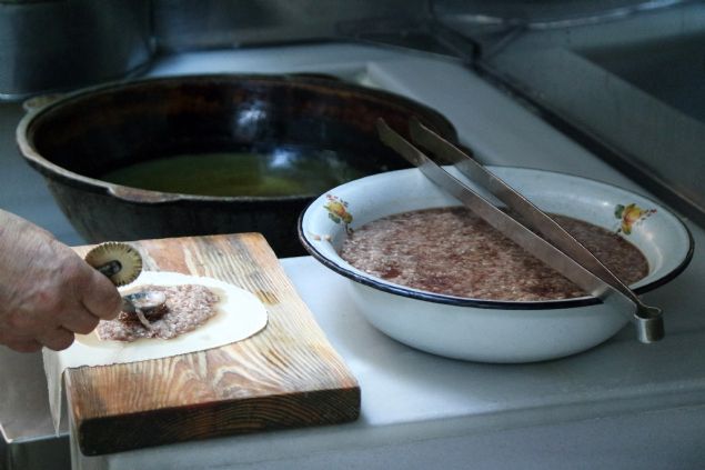 ardaki dkkanda Krm Tatar gmeni bir ailenin drdnc kua tarafndan retilen i brek, eski ven kazanda kzaryor. Ailenin i brek piirimi bir asrdan uzun sredir devam ediyor.    