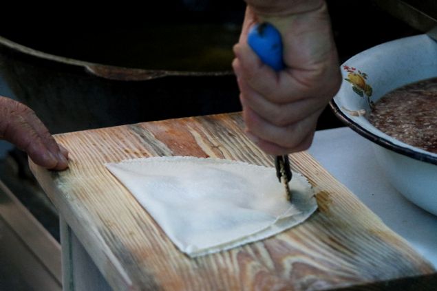 ocukluunda bykleriyle dkkana gelip brek yiyenler, imdi kendi ocuklaryla ayn dkkanda brek yiyerek anlarn tazeliyor.     Dkkan sahibi smail Temizkan, AA muhabirine yapt aklamada, dedelerinin 93 Harbi'nden sonra Krm'dan stanbul'a geldiini ve i brek yapp satmaya baladn syledi.        