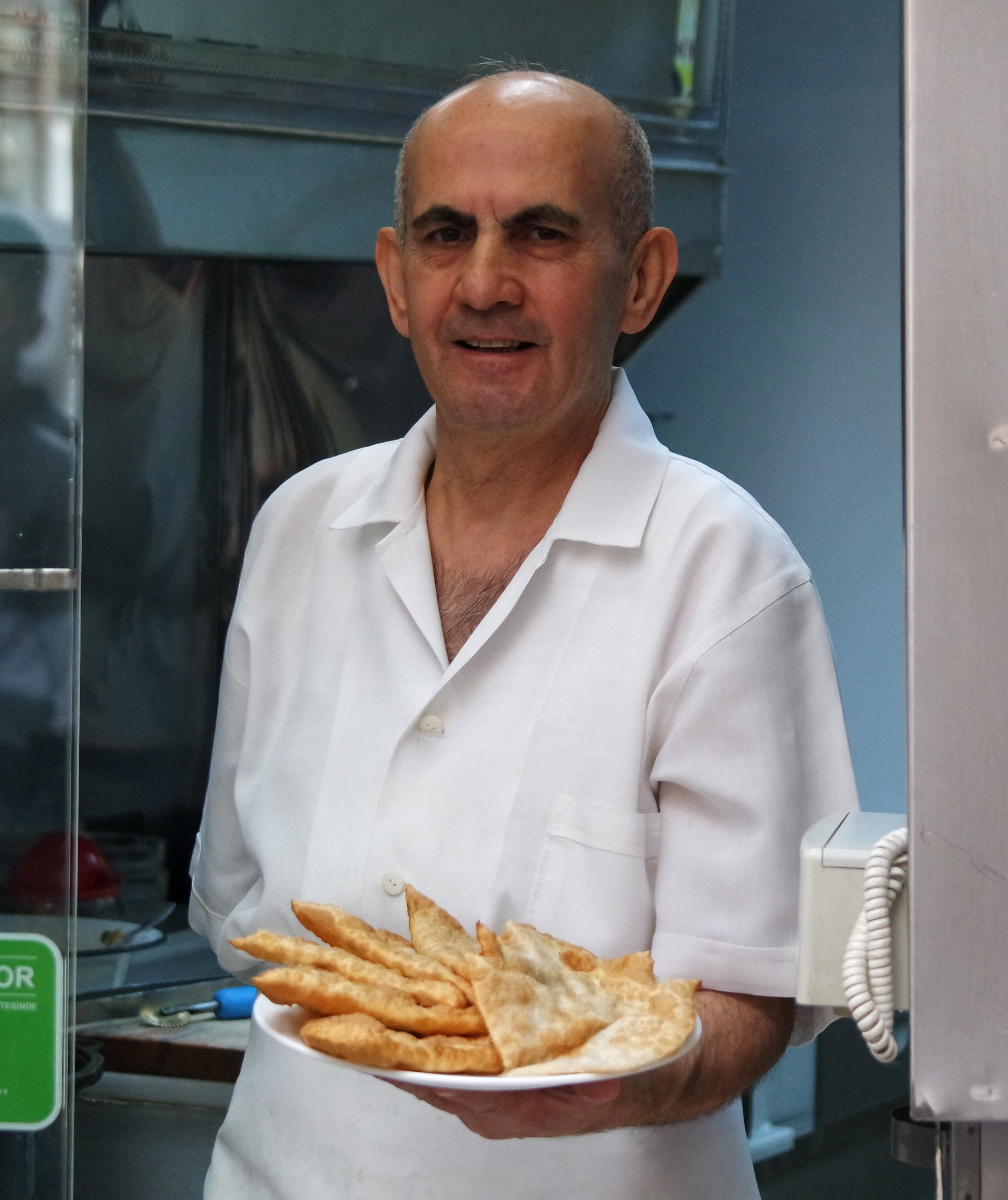 i breklerine ilginin youn olduunu ve sk mdavimleri bulunduunu anlatan Temizkan, 'Bize bir kere gelirler ve sonra ebedi dostumuz olurlar, nesilden nesle gelmeye devam ederler. O yzden 135 senedir bu dostluk devam ediyor. Bu ilgi olmasa ayakta kalamazdk. Onlarn sevgisi ve damak zevki bizi ayakta tutuyor.' dedi.        