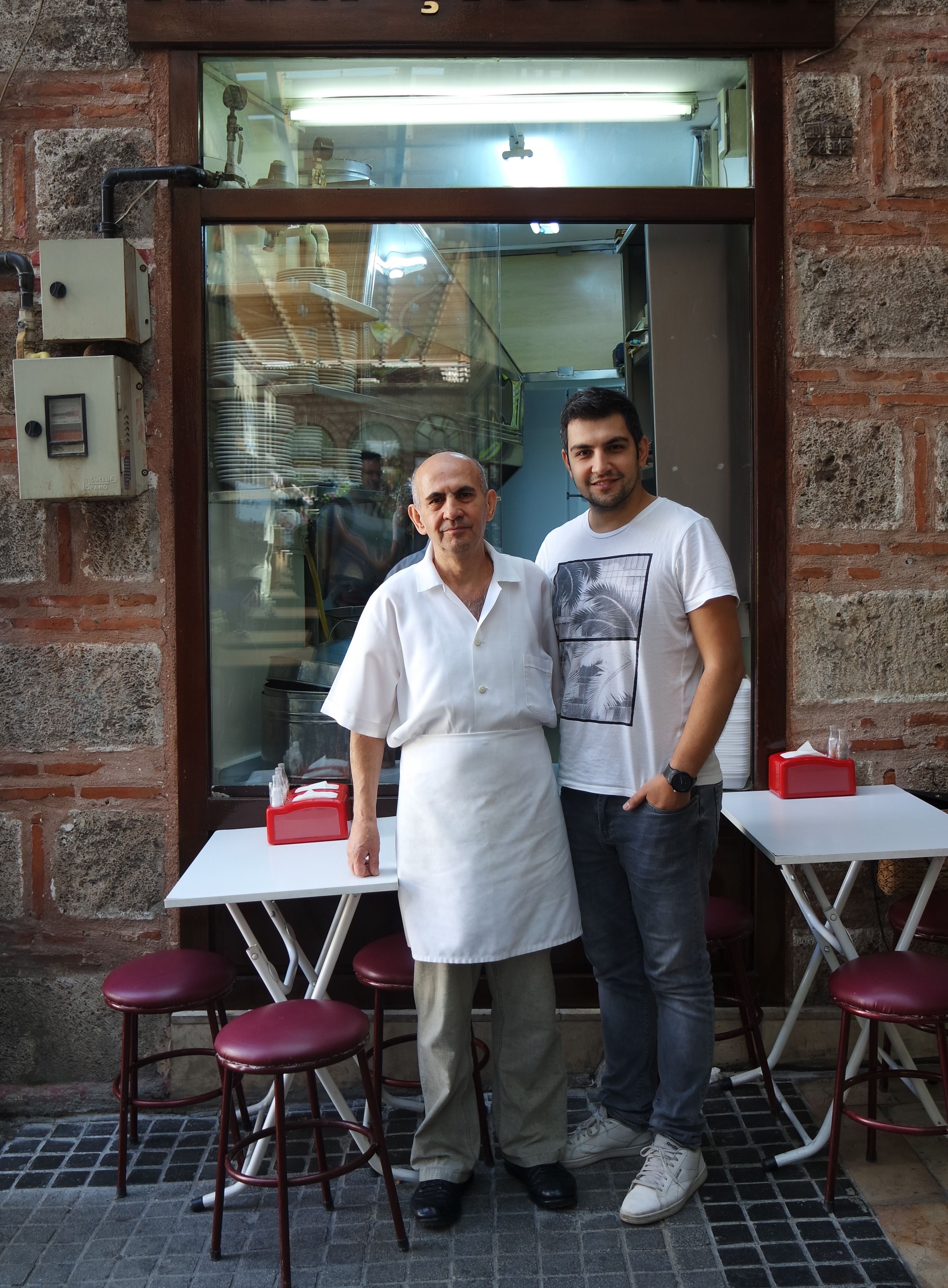  hayatnda ve ikili ilikilerde arda bymenin birok faydasn grdn anlatan Temizkan, 'Bu sre zarfnda A'dan Z'ye tm ileri babamdan renmeye altm. Bu dkkan benim iin bir aile yadigar, dedem ve babamdan kalan bir miras. Daha uzun yllar hizmet verebilmesi iin de elimizden geleni yapmaya devam edeceiz.' diye konutu.        