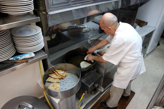 'Soan rendeleyip tlbentle suyunu kymaya skarz. Etimizde baharat yoktur, etin kendi gzellii ve lezzeti vardr.Burada hala dedelerimin Krm'dan gelirken getirdikleri ven kazan kullanyoruz.'   