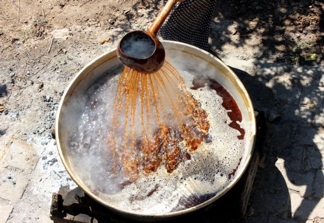 <p>  	Yayladağı'nda vatandaşlar, atalarından öğrendikleri köpük tatlısı yapma geleneğini sürdürüyor.</p>