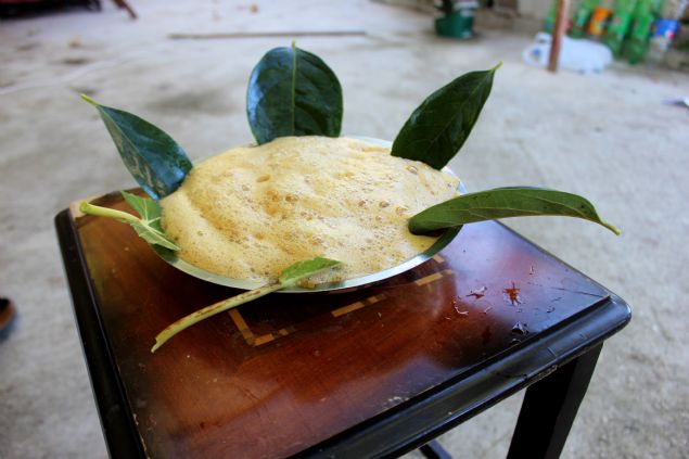 <p>  	Çabala Mahallesi'nde oturan 72 yaşındaki Güzide Uğraş, pekmezi ocaktan indirdikten sonra suyunu savurarak köpük tatlısı elde ettiklerini söyledi.</p>