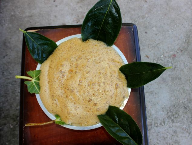 <p>  	Yüzyıllardır doğal yöntemlerle pekmez yaptıklarını vurgulayan Uğraş, şöyle konuştu:</p>  <p>  	"Yeni nesil bu lezzeti pek bilmez. Eskiden tatlı yoktu, bizler yıllardır bu aylarda pekmez yapıp, köpük tatlısı yeriz. Mahalledekiler ve tanıdıklar özel olarak köpük tatlısı yemeye gelir, misafire ikram ederiz. Kaşık kullanılmaz çünkü yapışır. Bu yüzden kaşık yerine hurma, incir veya dut yapraklarını kullanarak tüketiriz. Dedelerimizden gördüğümüz bu gelenekleri torunlarımız ve çocuklarımız vasıtasıyla gelecek nesillere aktarmaya devam ediyoruz."</p>