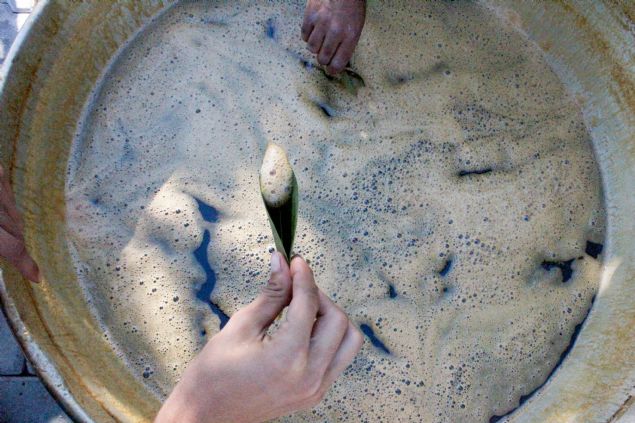 <p>  	<strong>- İncir yaprağından kaşık</strong></p>  <p>  	Ardından pekmezin üzerinde kalan köpükler alınıp tabaklara konuluyor. Metal kaşıkla tadının alınamadığına inanan vatandaşlar, incir yaprağını kaşık yapıp asırlık tatlıyı tüketiyor.</p>