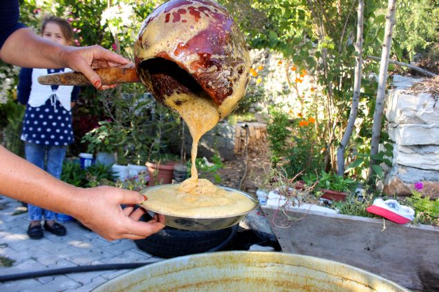 <p>  	Altta kalan ve kıvamını alan üzüm suyu ise bir süre daha dinletilip pekmez olarak kullanılıyor.</p>