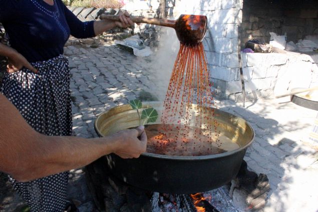 <p>  	Her yıl sonbaharda çuvallarda toplanan üzümler, ayağa giyilen çizmeyle taş veya tahta bir sandıkta eziliyor.</p>