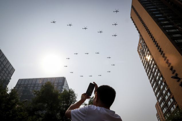21 aratan oluan sayg ktasnda, eski nesil KP ve devletin liderlerinin torunlar ve HCnin kuruluundan nce devrim mcadelesine katlan gaziler yer ald.               