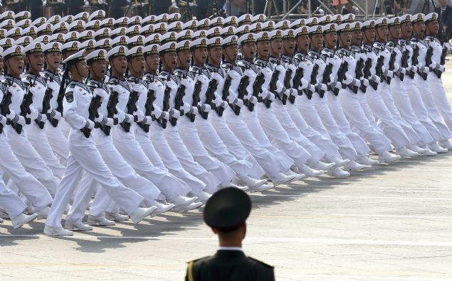    100 bin sivil, 15 bin asker ve 500 silah sistemi....  in Halk Cumhuriyeti kurulu yl dnmn byle kutluyor  