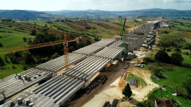 <p> Projenin yapım aşamalarında 3 bin fotoğraf çekilip bunların 300 tanesi düzenlenerek ayrıldı. </p>