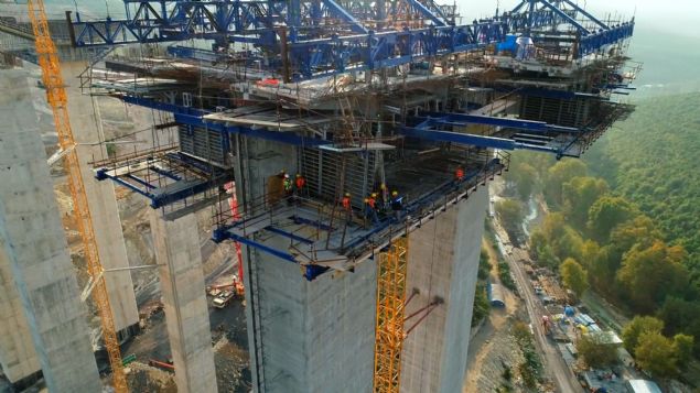 <p> Kuzey Marmara Otoyolu projesi tüm kısımları tamamlandığında Edirne-Kınalı-İstanbul-Ankara Otoyolu, İstanbul-İzmir Otoyolu ile birleşerek Marmara Bölgesini, Ege ve İç Anadolu Bölgesi’ne otoyol ağıyla bağlayacak, bu sayede İstanbul’dan Bursa’ya ulaşım 1,5 saate, İstanbul’dan İzmir’e ulaşımı 4 saate ve İstanbul’dan Eskişehir’e ulaşım 2,5 saate inmesi planlanıyor. </p>