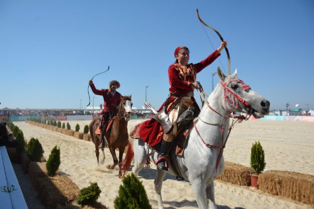                                                                 4. Etnospor K�lt�r Festivali, 'Pilavdan d�nenin ka���� k�r�ls�n' slogan�yla d�n kap�lar�n� a�t�. �lk g�n a��l�� sonras� atl� sporlar sahas�nda yap�lan etkinliklerde cirit ve atl� ok�uluk g�sterileri nefes kesti. Bu y�l Atat�rk Havaliman��nda d�zenlenen festival pazar g�n�ne kadar �cretsiz ziyaret edilebilecek.  <br><br>  TM Dijital Haber Merkezi                                                           