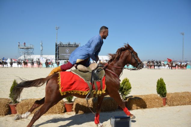                                                                 �OCUKLAR GELENEKSEL OYUNLARLA BULU�TU  <br><br>  30 geleneksel oyunun haz�rland��� festivale kat�lan �ocuklar, koyun, e�ek ke�i ve yavrular�yla ayn� ortamda bulunman�n heyecan�n� ya�ad�lar. Bir tarafta ip atlama ve �uval yar��� ile hareketli etkinlikler yap�l�rken, �te yanda unutulmaya y�z tutmu� geleneksel oyunlar oynand�. �ocuklar 60'tan fazla at�lyede, geleneksel el sanatlar�n� yak�ndan g�rebiliyor.                                                                       