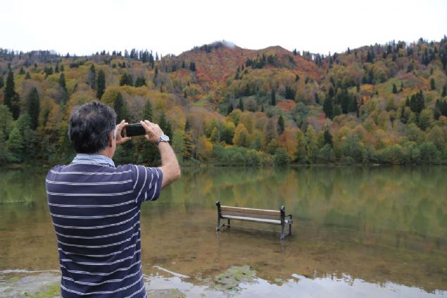 blgede yerel gazetecilik yapan Blent Atasert ise 'Sonbaharda bu gzel grseli fotoraflamak iin arkadalarla birlikte buraya geldik. Burada drt mevsim ayr gzel. Karagl sonbaharda birok rengi bir arada grmeniz mmkn...  