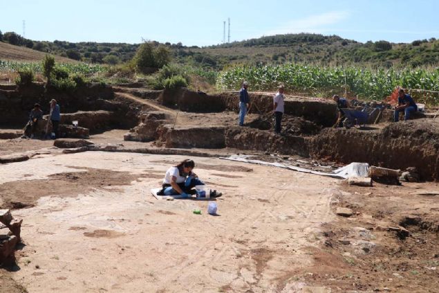 'retimin sonucu olarak da byk metropollerin evresine yaylm durumda. Bu ekilde topra ileyen krsal yerleimlerin varl bu blgede nemli. Buras da olaslkla bizim iin byk bir krsal yerleim niteliinde...  