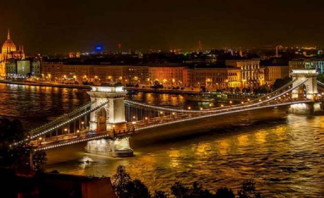 Zincir Kpr, Macaristan  <br><br>  1849'da William T. Clark tarafndan yaplan kpr Tuna Nehri zerinde Buda ve Pete'yi birbirine balyor.   <br><br>  Kpr aldnda mimar Clarke, eserinin kusursuzluu konusunda o kadar iddialyd ki herhangi bir hata bulunursa kendisini Tuna'nn souk sularna brakacana iddiaya girdi. ok gemeden kprde gezen kk bir ocuk, aslan heykellerinin dilsiz olduunu fark eder. Bunun zerine sznde durmak zorunda kalan Clark, kendisini Tuna'ya brakr.   William Clarck havann scak olmas sayesinde donmaktan kurtulur.            