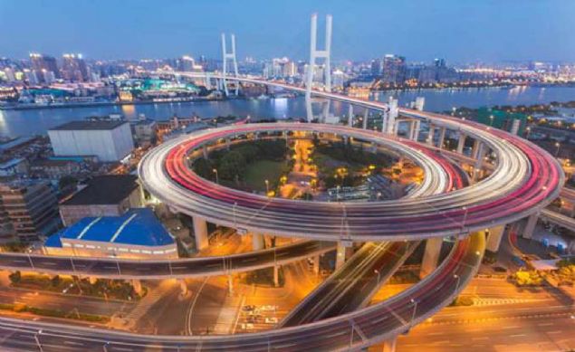 Nanpu Kprs, in  <br><br>  in'in en nemli kentlerinden biri olan angay'da bulunan Nanpu kprs 3 yllk bir inaatn ardndan 1991'de kullanm ald. 8.346 metre toplam uzunlua sahip olan kprnn sudan yksekliiyse 46 metre.            