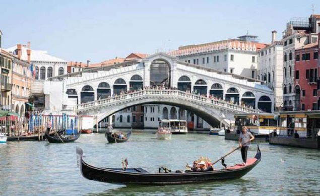 Rialto Kprs, talya  <br><br>  talya'nn kuzeyinde, Venedik'te yer alan Rialto kprs, hem kentin hem de lkenin sembollerinden biri.   <br><br>  8 metre genilie sahip olan Rialto Kprs, kanallar ehri olarak anlan Venedik'teki onlarca kprden biri. Ancak mimari estetii nedeniyle dierlerinden ayrlyor. 1591 ylnda alan kprnn uzunluu 31 metre.             