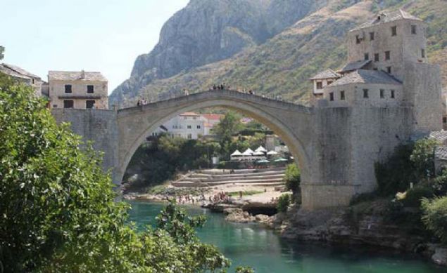 Mostar Kprs, Bosna-Hersek  <br><br>  Bosna'nn Mostar kentinde bulunan kpr Osmanl mimarisinin en zel rneklerinden biridir.  <br><br>  Neretva Nehri zerine ina edilen kpr, 1990'larda Yugoslavya'daki i sava srasnda yklm, sonrasnda da Trkler tarafndan aslna uygun olarak yeniden ina edilmitir.   <br><br>  Mimar Hayruddin'in eseri olan kprnn ykseklii 20 metre. 1566 ylnda ina edilen kprde her yl Mostarl genler atlay gerekletiriyor.             