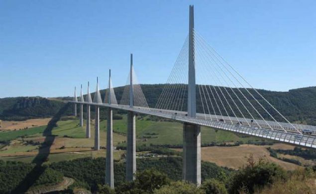 Millau Viyad, Fransa  <br><br>  Gney Fransa'da Pirene Dalar'nda bulunan Millau Viyad, kendi alannda dnyann en nemli yaplarndan biri.  <br><br>  2.460 metre uzunluundaki viyadk, su seviyesinden 240 metre ykseklie sahip. Yaayan en nl mimarlardan biri olan Norman Foster'n eseri olan kpr, yedi ayak zerine kurulu.           