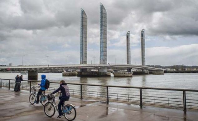 Jacques Chaban-Delmas Kprs, Fransa  <br><br>  Fransa'nn batsnda yer alan Bordeaux kentindeki Jacques Chaban-Delmas Kprs, olduka yeni bir kpr.   <br><br>  2013'te kullanma alan kprnn uzunluu 575, ykseklii de 77 metre. 2. Dnya Sava sonras Fransz siyasetindeki nemli isimlerden biri olan ve uzun sre de Bordeaux Belediye Bakanl grevini yrtm olan Jacques Chaban-Delmas'nn adn tayan kpr, bir modern mimari rnei konumunda.       