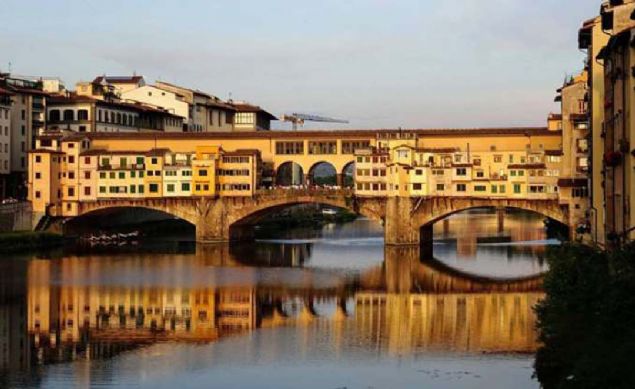 Vecchio Kprs, talya  <br><br>  Rnesans'n en nemli kentlerinden biri kukusuz Floransa. Floransa'nn da en nemli simgelerinden biri Vecchio Kprs.  <br><br>  1345'te Floransallarn kullanmna alan Vecchio Kprs, Arno nehri zerinde yer alyor. 95 metre uzunluundaki kprnn bir zellii de iinde dkkanlarn yer almas.     <br><br>  (Milliyet)       