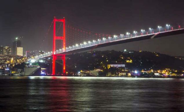 15 Temmuz ehitler Kprs, Trkiye  <br><br>  stanbul'un en nl simgelerinden biri olan 15 Temmuz ehitler Kprs, Ortaky-Kuzguncuk hattn birbirine balyor.   <br><br>  1973'te Cumhuriyet'in 50. ylnda alan kprnn toplam uzunluu 1560 metre. Fatih Sultan Mehmet Kprs alana kadar dnyann iki ktay birbirine balayan tek kprs olma unvann elinde bulunduran 15 Temmuz ehitler Kprs, gnmzde de ehir trafiinin can damar konumunda.  <br><br>  2016 ylnda darbe giriimine halkn gsterdii direniin ardndan kpr 15 Temmuz ehitler Kprs adn almt.            