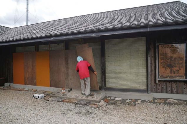 Birok blgede evlerin camlar ve atlar da tayfuna kar glendirildi. 