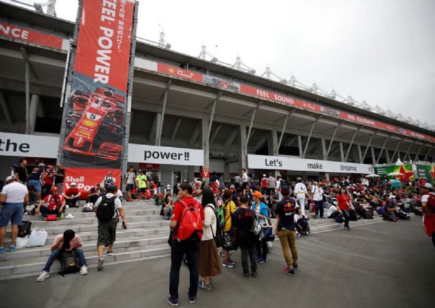 Formula 1 Japonya Grand Prix'sinde sralama turlar ile yar ayn gnde koulacak. Karar yarn blgeye ulamas beklenen tayfun nedeniyle alnd. 