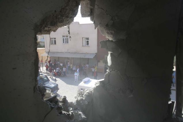 Evlerde de hasar meydana geldi. 