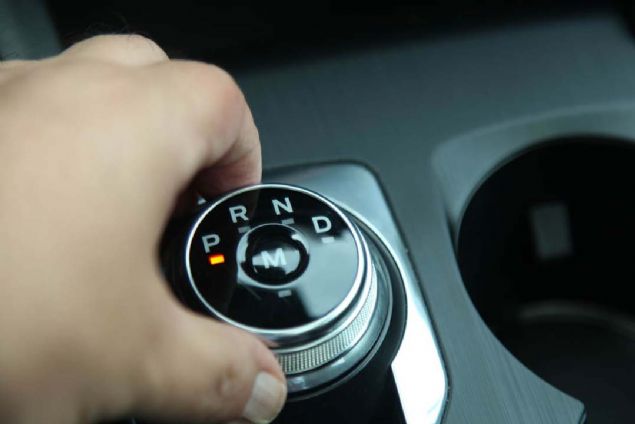 Focus 8 ileri otomatik vitesi kontrol eden k bir vites topuzuna sahip. Geiler gayet belirgin, tu kalitesi iyi bir izlenim veriyor. Bizim kullanmmzda 8 ileri otomatik geiin, manuel kullanma pek gerek brakmadn syleyebiliriz.   <br><br>  Dikkatimizi tek eken nokta otomatik vitesin topuzunun srcden biraz uzak kald oldu. Srekli kullanmda farkl bir alg oluturabilir ama bu topuzun bir 5 santimetre kola doru yaklamasnn farkl bir sr pozisyonu kartacan dnyoruz. Bunun dnda gstergelerin okunmasnn gayet rahat olduunu belirtelim.    