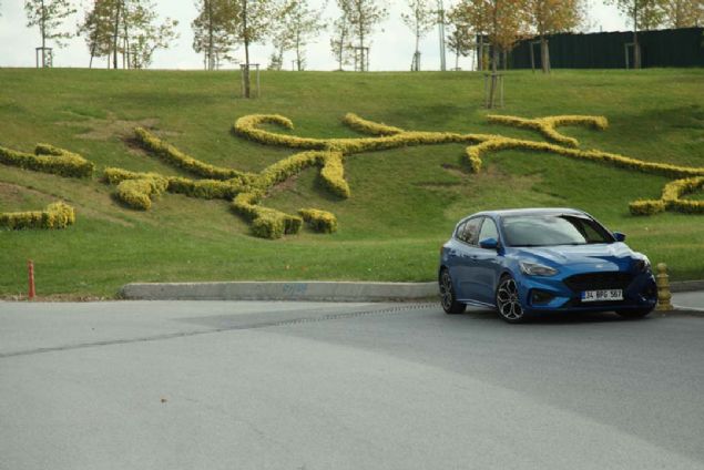 FYAT VE KAMPANYA  <br><br>  Ford Focus'un 2019 ekim ay kampanyal fiyatlar 129.800 TL'den balyor. Sr izlenimini gerekletirdiimiz otomobilin fiyat 231.800 TL olarak belirlenmi.   <br><br>  Ford Otosan bu ay banda kamu bankalarnn balatt kampanyaya zel bir banka ile anlaarak katld. Ekim 2019'da geerli olan bu kampanyaya gre, Ford'un binek otomobillerinde 70 bin TL tutarnda 12 ay vadeli krediye yzde sfr veya 24 ay vadeli kredi yzde 0,49 faiz oranlarna kredi alnabiliyor.   