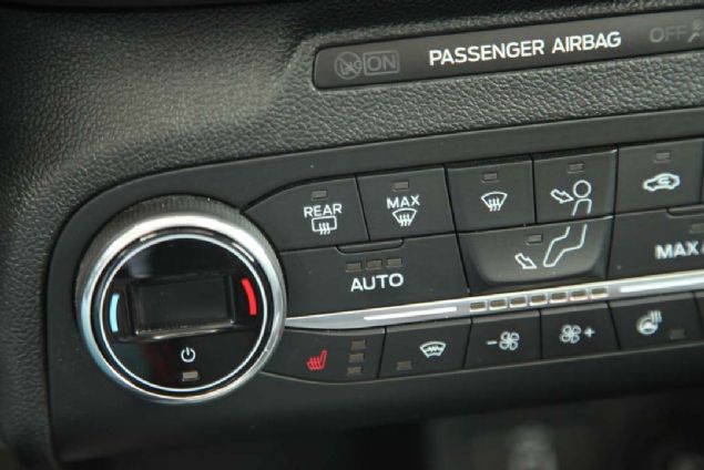 Direksiyon ve koltuk stmas souk k gnlerinin kapya dayand bu gnlerde dikkatimizi eken dier nemli detaylardr. Bunun dnda otomobilin kontrol tuunun says ve yerleimine bakldna, uaklar aratmadn bir not olarak ekleyebiliriz.   