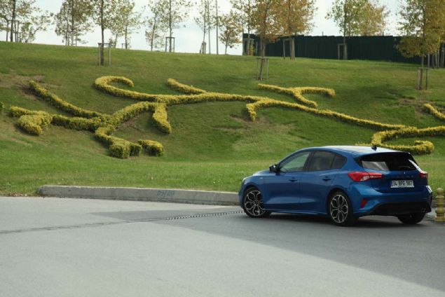 Ford Focsu ST'nin fiyatn detaylarn ise u ekilde:  <br><br>  Focus 1.5 TDCI 120 PS ST Line                                                                   196.700TL  <br><br>  Alabilir Panoramik Cam Tavan                                                                   9.700TL  <br><br>  Mzik Sistemi                                                                                                     3.400TL  <br><br>  Aktif Park Asistan                                                                                             4.300TL  <br><br>  Stil Paketi                                                                                                             10.300TL  <br><br>  K Paketi                                                                                                               2.500TL  <br><br>  Metalik Boya                                                                                                        2.000 TL  <br><br>  Konfor Paketi                                                                                                      2.900TL  <br><br>  TOPLAM                                                                                                            231.800TL 