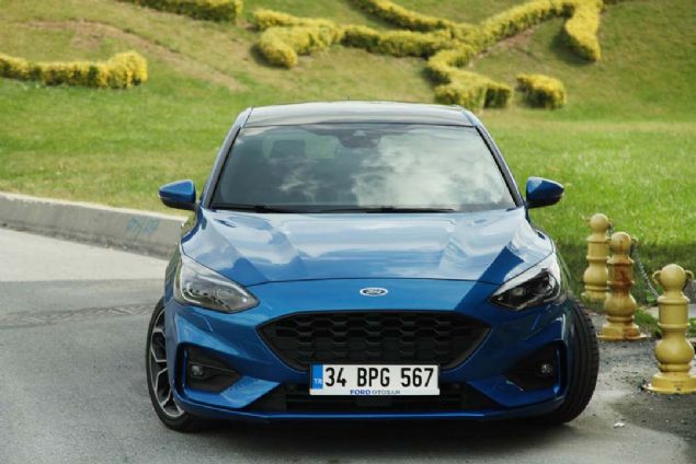 n tasarma st pozisyondan baknca uysal bir kedinin duruunu hatrlattn dnyoruz. Rzgr direnci iin uygun olan bu tasarma derin kanallar da eklenince, Focus'ta farkl bir duru kendini hissettiriyor.   <br><br>  Tasarmda apraz grnme geildiinde alml bir kare ortaya km olduu grlyor.    