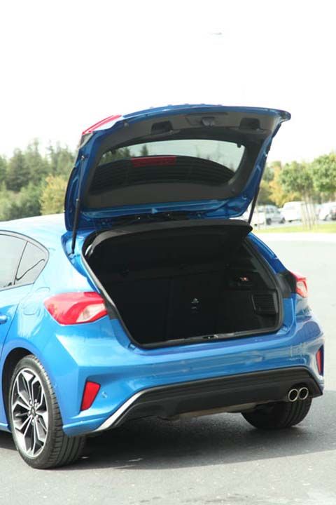 Arka bagajn tasarm geildiinde, alma ekli, kapamak iin rahat tutu salanabilecek iki tutacak bu bagajn olumlu yanlar olarak saylabilir. Olumsuzluk olmasa da bizim iin sorunsal noktann bagaj bykl olduunu belirtelim.    