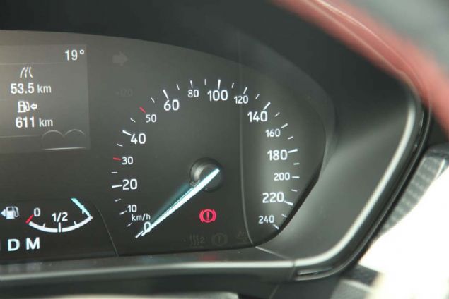 Ford Focus ST ile yaklak 200 km yol yaptk. Bunun 100 km civar Yavuz Sultan Selim Kpr balant yollarnda trafiin rahat olduu yollarda geti.   <br><br>  Burada rahat trafikte otomobil hzlanma konusunda yeterli performans gsterirken, otomobil uzun yolda rahat bir sr salad izlenimini edindik.   <br><br>  stelik kullandmz gece yamurlu bir ortam olduunu belirtelim. Bu noktada bizim ksa sreli sr izlenimimize gre, ehir dnda 5.6 gibi deerler elde edildi. Bunun dnda yaklak 100 km'lik ehir ii kullanmmzda 7'nin zerinde deerler geleti. Dzenli kullanmda daha iyi sonular elde edilebilir.  