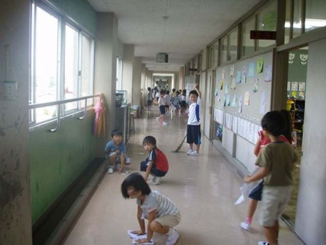 14. Japonya'da pek ok okulda temizlik grevlisi bulunmuyor. Onun yerine temizlii renciler yapyor.   