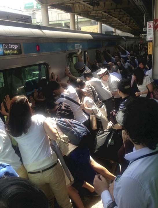 11. Tokyo'da bir kadn, tren ve platformun arasna sknca tm yolcular kadn kurtarabilmek iin treni hep beraber ittiler.   