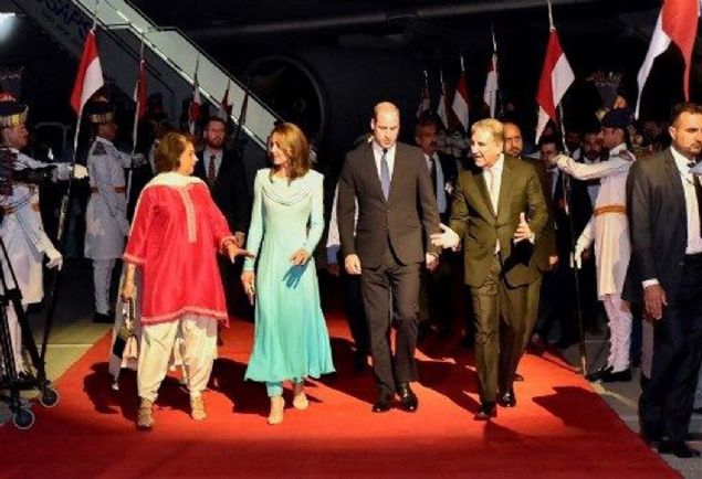 Ravalpindi kentindeki Nur Han Hava ss'ne inen ikili, Pakistan Dileri Bakan ah Mahmud Kureyi tarafndan karland.   