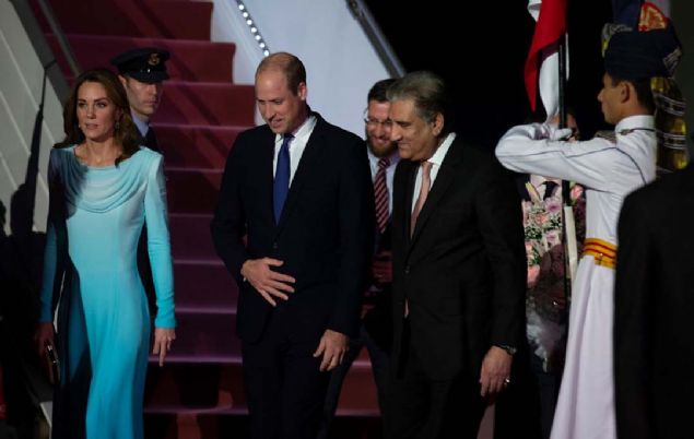 Prens William'n babas Prens Charles ve ei Cornwall Desi Camila Parker-Bowles, 2005 ylnda Kemir'de yaanan depremin ardndan lkeye gelmi ve depremzedelerle bulumutu. 