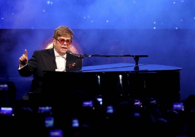 NPR Radyosu'na konu�an 72 ya��ndaki �ark�c�, �ngiliz medyas�na kar�� yasal haklar�n� kullanma karar� alan kraliyet �ifti hakk�nda konu�an John, �unlar� s�yledi:   <br><br>  'Telefonlar�n�n hack'lenmesinden dolay� �ok �zg�nd�ler. Onlara, yapmak istedikleri gibi harekete ge�melerini s�yledim. 'B�yle bir eylemde bulundu�unuzda, sonu�lar�n�n olaca��n� ve insanlar�n bundan ho�lanmayaca��n� bilmelisiniz. Ama bir adaletsizlik oldu�unu hissediyorsan�z yap�n' diye konu�tum.'      