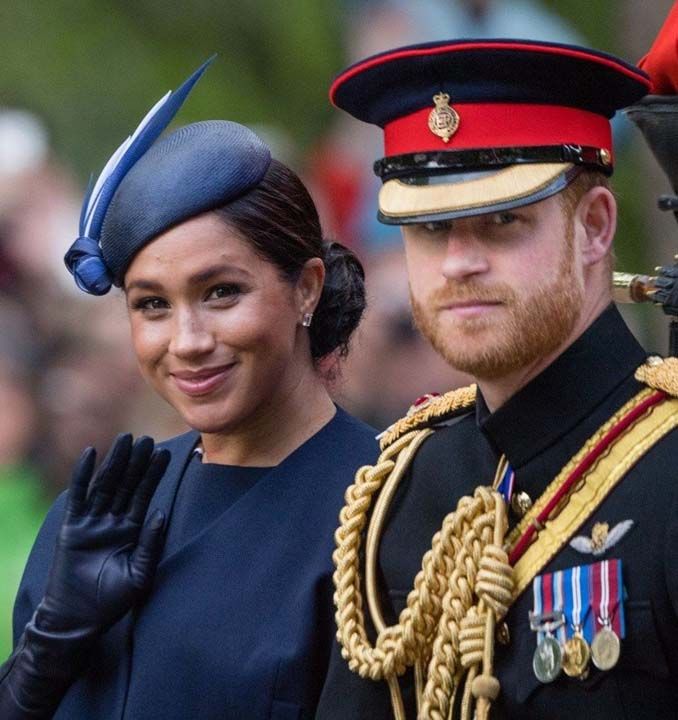 �ngiliz kraliyet ailesine yak�nl���yla bilinen �ark�c� Elton John, Prens Harry ve Meghan Markle'�n �ngiliz tabloid (bulvar) bas�n�na kar�� a�t��� sava� hakk�nda yorum yapt�.       