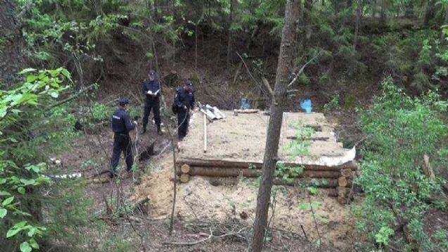 Rusya'nn Kostroma kentinde bir vatanda kyamet kopacak korkusuyla ormanda yapt snaa yerleti. 