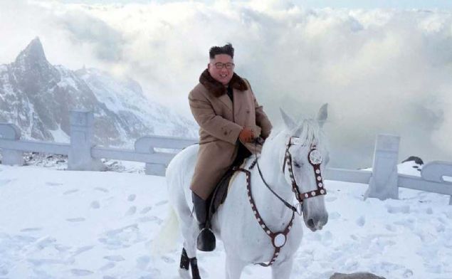 Kuzey Kore lideri Kim Jong Un, 2750 metre ile Kore yarmadasnn en yksek da olan Paektu Da'nda, ABD'nin lkesine ynelik yaptrmlarna kar mcadele edeceini syledi.     