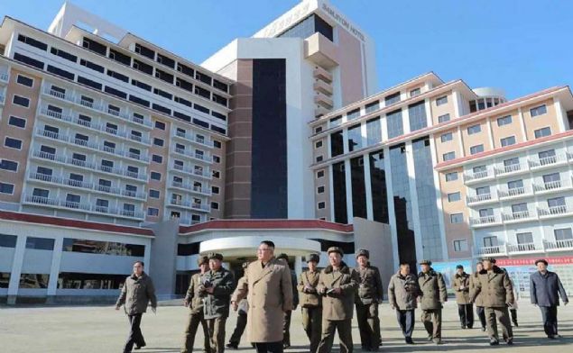 Trump ile Kim, son olarak 30 Haziran'da Kuzey ve Gney Kore arasnda bulunan 'silahszlandrlm blge'de grm, nkleer mzakere srecini srdrme karar almt. 