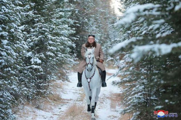 Kim, ailesinin propaganda sembol saylan beyaz atla objektiflere poz verdikten sonra Samjiyon blgesindeki inaat antiyelerini ziyaretinde yapt aklamada,  <br><br>  'Sonu gelmeyen yaptrmlar, dman glerin basklar ve karmza kan zorluk ve imtihanlar yznden lkemiz mkl durumda.   <br><br>  Ancak halkmz imtihanlardan geerek glendi, gelimenin yolunu buldu ve bunlar karsnda nasl her zaman kazanacan rendi' ifadelerini kulland.   