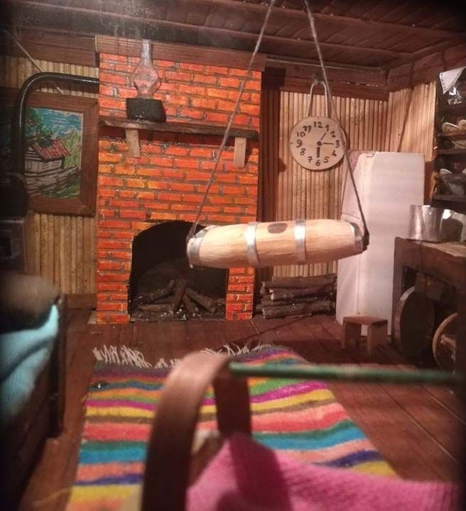 'At�k e�yalardan da kulland�m'  <br><br>  Adem Arslan, maket yap�m�nda kulland��� malzemelerin bir k�sm�n�n at�k e�yalardan oldu�unu, bir k�sm�n�n da �e�itli �ekillerde bir araya getirildi�ini ifade ederek,   <br><br>  'Yap�m� iki ay kadar s�rd�. �� k�sm�nda kal�n tahtalar var. D�� k�sm� ise k���k ��talarda eski mimariye uygun �ekilde tek tek yap��t�rd�m. �at� k�sm�n� da bir malzemeyi kiremit �eklinde keserek yap��t�rd�m' dedi.     