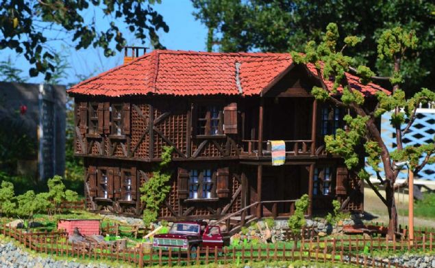 'Ger�ek�ilik kadar sa�laml��� da �n planda tutuldu'  <br><br>  Arslan, maketin g�rselli�i kadar sa�laml���n�n da �n planda oldu�una de�inerek, �u ifadelere yer verdi:  <br><br>  'Sadece d�� g�r�n�m�nden ziyade uzun �m�rl� olsun diye de �e�itli g��lendirici ve sa�lamla�t�r�c� malzemeler kulland�m. Sa�laml��� da �n plana ��kar�ld�. Maketi yaparken bazen stres att�m, bazen de hassas yerlerde stres yapt�m... 